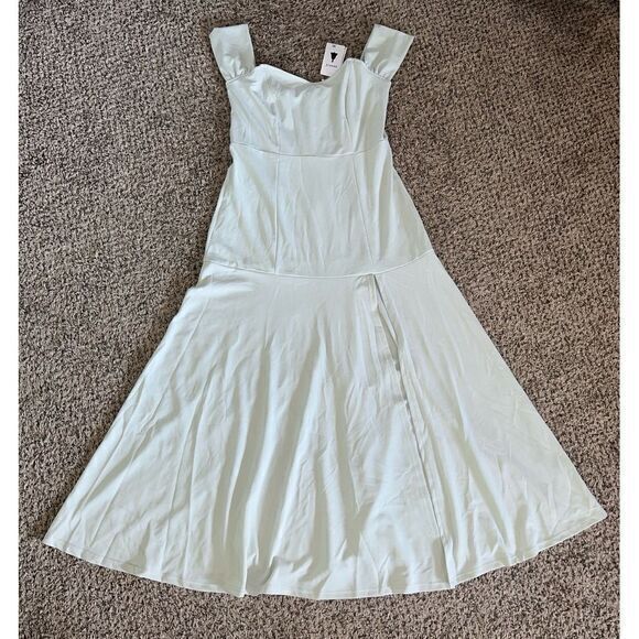 Dresses & Skirts - NWT Zesica light mint green women's gown size‎ XL